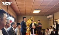 Đài Tiếng nói Việt Nam trao tặng bức rèm thêu cung đình cho phía Nhật Bản