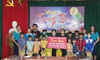 Diễn đàn Phụ nữ Việt Nam tại Châu Âu trao quà cho trẻ mồ côi nhân dịp Tết Trung Thu 2023