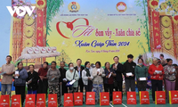 Phó Thủ tướng Chính phủ Trần Hồng Hà tặng quà Tết công nhân và hộ dân hoàn cảnh khó khăn ở Kon Tum