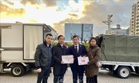 Tổng lãnh sự quán Việt Nam tại Osaka tiếp tục trao hàng hỗ trợ người dân chịu ảnh hưởng động đất tại Nhật