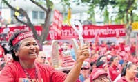 กลุ่มคนเสื้อแดงเรียกร้องให้วุฒิสภาถอดถอนตุลาการศาลรัฐธรรมนูญ