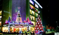 บรรยากาศเตรียมฉลองเทศกาลคริสต์มาสที่กรุงฮานอยและนครโฮจิมินห์