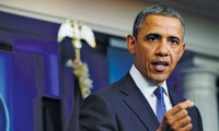 ประธานาธิบดี บารัค โอบาม่า ลงนามประกาศใช้กฎหมายลดภาษีให้แก่ชาวอเมริกันในปี 2012 