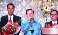 รองนายกรัฐมนตรีลาวร่วมเทศกาลตรุษเต๊ตปีมะเส็งกับชมรมชาวเวียดนามในแขวงคำม่วน