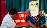เยาวชนอาสามอบของขวัญให้แก่ชนกลุ่มน้อยในจังหวัดเขตเขา Hà Giang