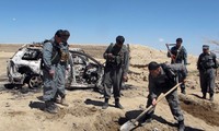 ตำรวจและชาวอัฟกานิสถานเสียชีวิตจากการโจมตีทางอากาศของนาโต้