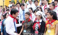 ประธานประเทศเวียดนามพบปะกับเด็กดีเด่นที่มีฐานะยากจนแต่มีผลการเรียนดี 