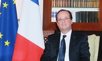 ประธานาธิบดีฝรั่งเศสให้คำมั่นที่จะฟื้นฟูเศราฐกิจในวาระครบรอบ 2 ปีของการดำรงตำแหน่ง