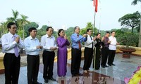 ประธานแนวร่วมปิตุภูมิเวียดนามจุดธูปรำลึกถึงวีรชนและทหารพลีชีพเพื่อชาติ