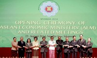 ผลักดันการเป็นประชาคมเศรษฐกิจอาเซียนให้ประสบผลสำเร็จ
