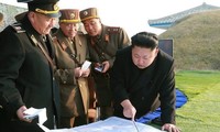 นาย คิมจองอุน ผู้นำสาธารณรัฐประชาธิปไตยประชาชนเกาหลีชี้นำการซ้อมรบครั้งใหญ่