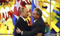 นาย วลาดีเมียร์ปูติน ประธานาธิบดีรัสเซียให้การต้อนรับนาย ราอุลคาสโตร ประธานประเทศคิวบา