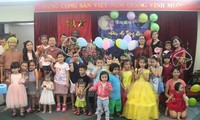 เด็กเวียดนามในต่างประเทศฉลองเทศกาลไหว้พระจันทร์