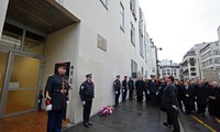 ฝรั่งเศสเปิดป้ายอนุสรณ์สถานที่รำลึกเหตุโจมตีสำนักงานใหญ่นิตยสารชาร์ลีเอบโด