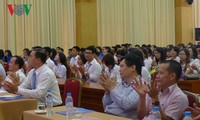การพบปะสังสรรค์กับนักศึกษาที่สำเร็จการศึกษาระดับเกียรตินิยมของมหาวิทยาลัยและสถาบันในพื้นที่กรุงฮานอย