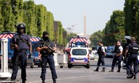 เหตุคนร้ายขับรถพุ่งชนรถตู้ของตำรวจในย่านถนนช็อง เซลีเซ ในกรุงปารีส