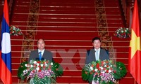 นายกรัฐมนตรีลาวแสดงความพอใจต่อการพัฒนาความสัมพันธ์ระหว่างเวียดนามกับลาว