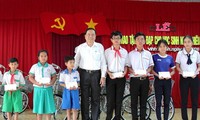 ประธานแนวร่วมปิตุภูมิเวียดนามมอบทุนการศึกษาให้แก่นักเรียนที่มีฐานะยากจนในจังหวัดเกิ่นเทอ