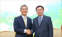 รองนายกรัฐมนตรีเวืองดิ่งเหวะให้การต้อนรับผู้บริหารเครือบริษัท Kookmin ของสาธารณรัฐเกาหลี