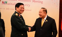 รัฐมนตรีว่าการกระทรวงกลาโหมโงซวนหลิกพบปะรัฐมนตรีกลาโหมประเทศต่างๆนอกรอบการประชุม ADMM ณ ประเทศไทย