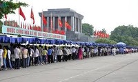 ประชาชนและนักท่องเที่ยวเข้าเคารพศพประธานโฮจิมินห์เป็นจำนวนมาก