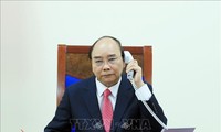 นายกรัฐมนตรีเหงียนซวนฟุ๊กพูดคุยทางโทรศัพท์กับนายกรัฐมนตรีสิงคโปร์ ลีเซียนลุง 