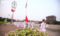 พิธีเชิญธงชาติ ณ จตุรัสบาดิ่งห์ในกรุงฮานอย
