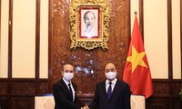 ประธานประเทศเหงวียนซวนฟุกให้การต้อนรับบรรดาเอกอัครราชทูตที่เข้ายื่นสาสน์ตราตั้ง