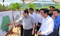 นายกรัฐมนตรีฝ่ามมิงชิ้ง เข้าร่วมพิธีวางศิลาฤกษ์ก่อสร้างฟาร์มโคนมและโรงงานแปรรูปนมหมกโจว์