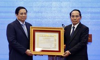 ผู้นำเวียดนามได้รับเหรียญอิสริยาภรณ์ทองคำและเหรียญอิสริยาภรณ์เสรีภาพชั้น 1 ของประเทศสาธารณรัฐประชาธิปไตยประชาชนลาว