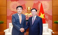 ประธานสภาแห่งชาติ เวืองดิ่งเหวะให้การต้อนรับผู้บริหารเครือบริษัท Hana ของสาธารณรัฐเกาหลี