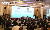 นายกรัฐมนตรี ฝ่ามมิงชิ้งและ นายกรัฐมนตรีกัมพูชา ฮุน มาเนต เข้าร่วมฟอรั่มการส่งเสริมการลงทุนและการค้าเวียดนาม-กัมพูชา