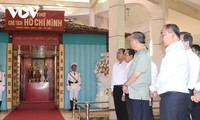 ประธานประเทศ โตเลิม จุดธูปที่วิหารบูชาประธานโฮจิมินห์ในจังหวัดจ่าวิง