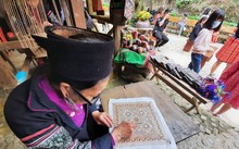Memperkenalkan Kesenian Canting dengan Lilin Madu dari Warga Etnis Mong 