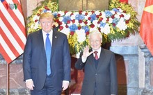 Donald Trump reçu par les dirigeants vietnamiens