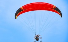 Passengers enjoy debut of spectacular paragliding service over Hanoi