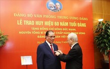 Tổng Bí thư Nguyễn Phú Trọng trao huy hiệu 60 năm tuổi Đảng tặng Nguyên Tổng Bí thư Nông Đức Mạnh