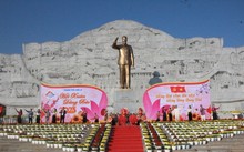 Son La: Des milliers de personnes à une fête en l’honneur du Président Hô Chi Minh 
