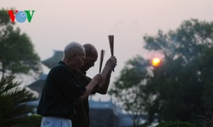 Zwei alte Veteranen auf dem Friedhof in Dien Bien Phu