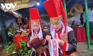 자오타인판 소수민족 여성들, 전통 자수와의 사랑