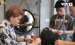 山岳少数民族の若者に職業の扉を開く理髪店