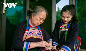 カオバン省に暮らす黒モン族の女性たちが守り続ける伝統衣装