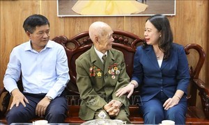 越南国家代主席武氏映春走访慰问奠边战士