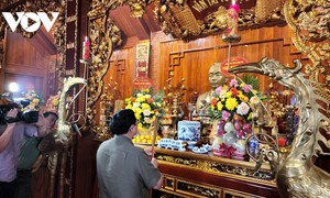 Премьер-министр Фам Минь Тинь воскурил благовония в память о генерале Во Нгуен Зяпе
