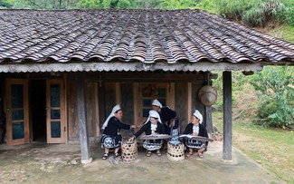 Kerajinan Motif Cetakan dengan Lilin Lebah dari Warga Etnis Dao Tien di Provinsi Cao Bang