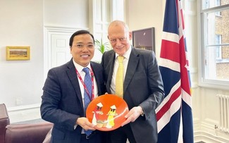 Staatsekretär des brittischen Handelsministeriums und vietnamesicher Botschafter in Großbritanien diskutiert Handels