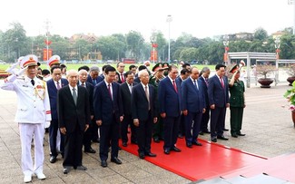 Pimpinan Partai dan Negara Berziarah ke Mausoleum Ho Chi Minh
