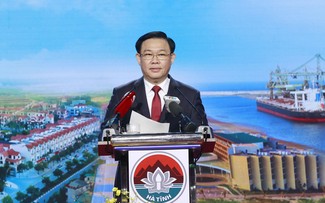 Ketua MN Vuong Dinh Hue: Provinsi Ha Tinh Perlu Mengubah Potensi dan Keuntungan Menjadi Motivasi Pembangunan