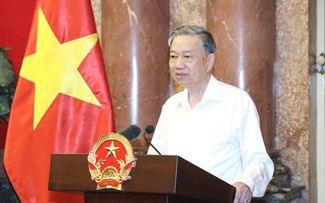 Presiden Vietnam, To Lam Lakukan Pertemuan dengan Para Remaja Tipikal yang Adalah Anak Cucu dalam Pasukan Keamanan Publik