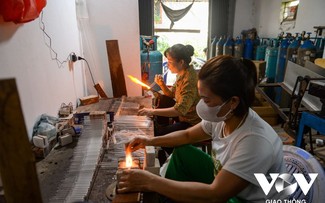 Kecamatan Thong Nhat, Kota Hanoi Melestarikan Kerajinan Kaca Tiup